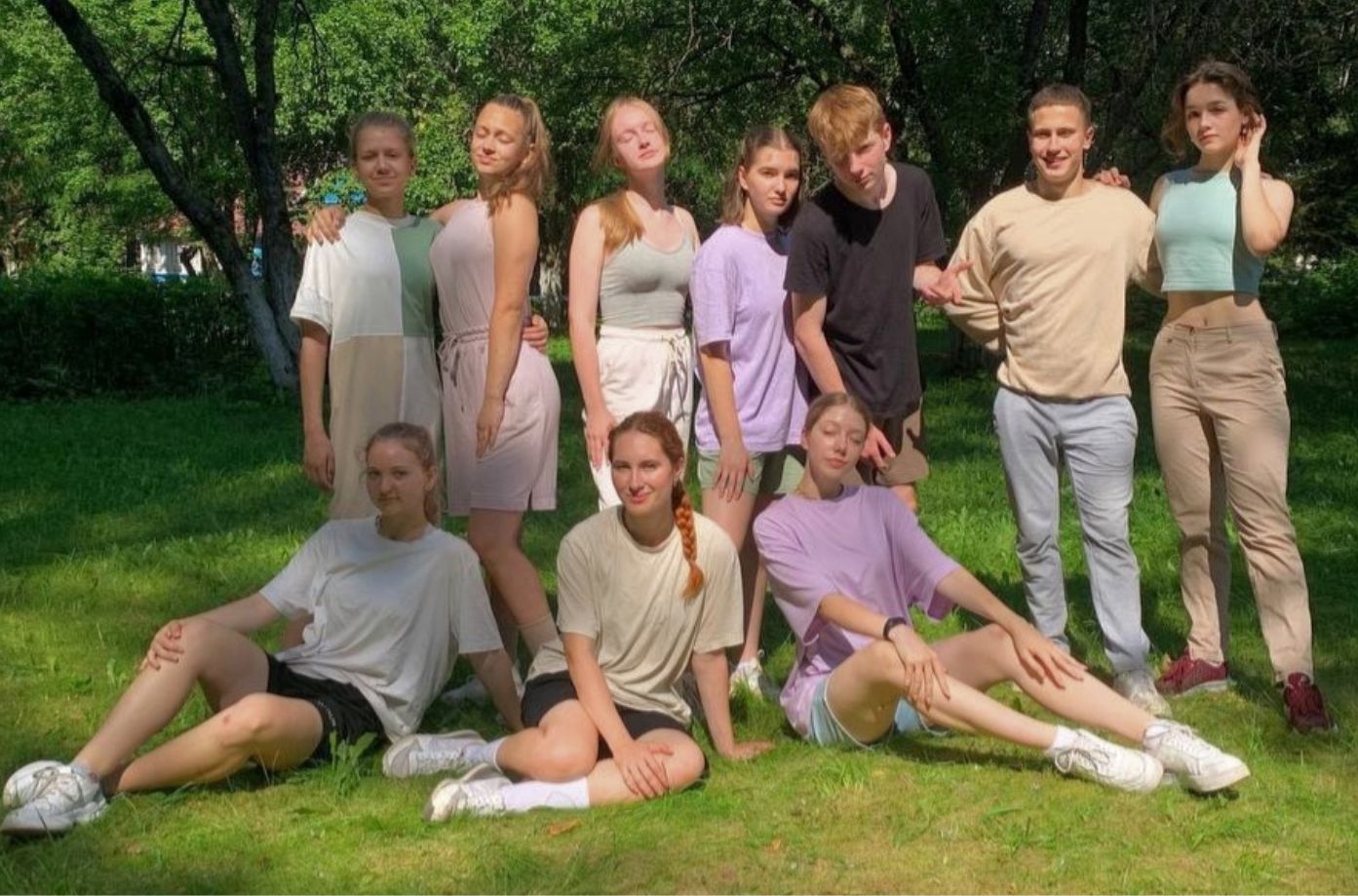 Участники Divakov Dance Camp на территории комплекса Смена